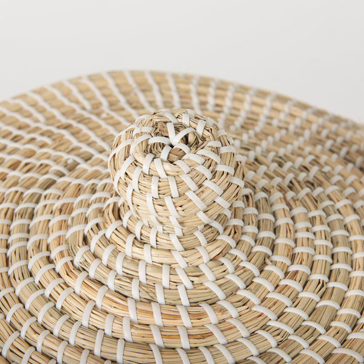 Olivia Set of 3 Beige Seagrass Basket W/Lid and Handles Decor Mercana