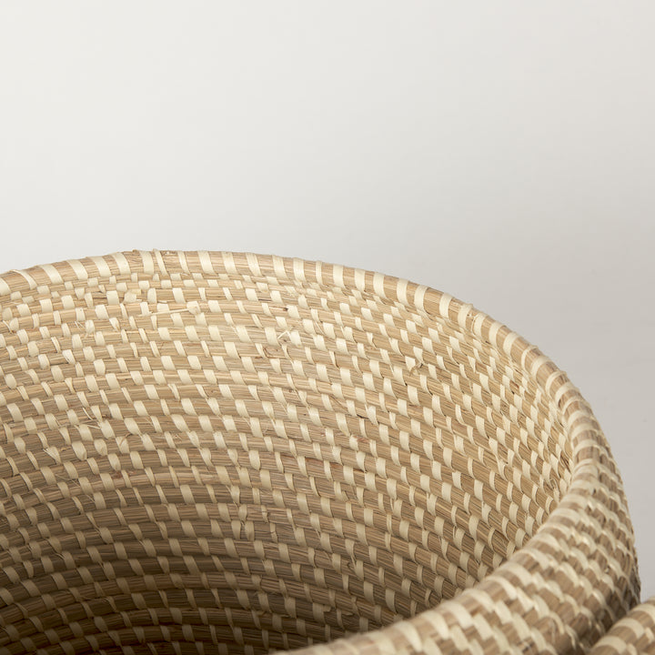 Kalopa Set of 2 Seagrass Floor Baskets w/ Flat Handled Lid Decor Mercana