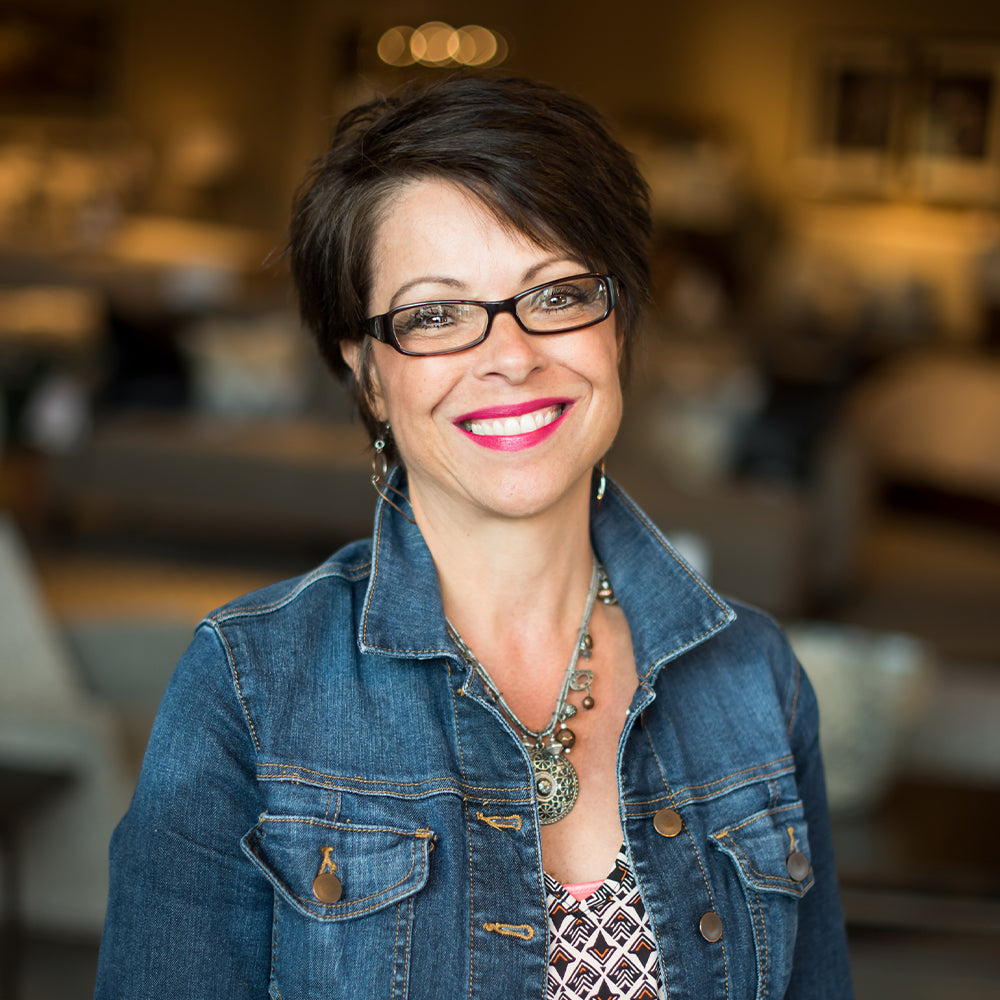 Headshot of Leslie Barbata, interior designer at the Seldens Tacoma showroom.